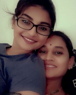 Gayatri Jadhav Instagram - आईची कुशी.. आईच प्रेम.. आईचा लळा.. आईची छाया.. आईची माया.. आई म्हणजे जीव.. आई म्हणजे श्वास.. आई म्हणजे हासु.. आई म्हणजे रडू.. शेवटी आईसाहेबच  माझा प्राण ❤️