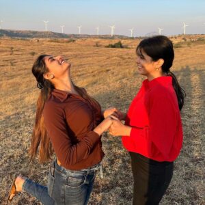 Gayatri Jadhav Instagram - 🦋💕
A friend knows the song in my heart & sings it to me when my memory fails 😄

#gayatrijadhavofficial  #friendshipgoals