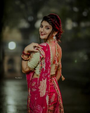 Gayatri Jadhav Instagram - More than you can handle 😉 🦋

#gayatrijadhavofficial #festivalfashion #festivevibes #marathi #marathiculture #actor  #instalike #instamood #instafashion #instapic #gayatrijadhavofficial