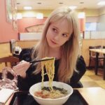 Gemma Louise Instagram - 一緒にラーメン食べよう？🍜 do you like ramen?