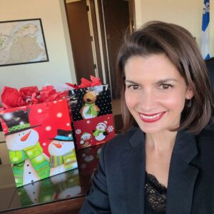 Geneviève Guilbault Instagram - Le 20 décembre, l'organisme Présence-famille Saint-Augustin distribuera des cadeaux dans le cadre de son activité Ange de Noël, à laquelle je participe à nouveau cette année. Un geste simple, mais si important pour que nos enfants puissent passer un joyeux Noël, entre autres chez nous dans #LouisHébert. Soyons généreux! 🎅🏻