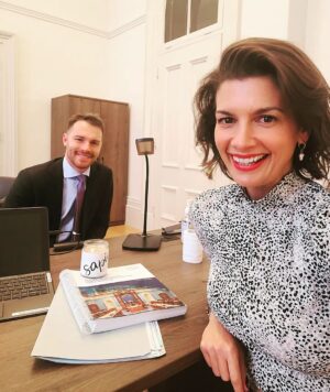 Geneviève Guilbault Instagram - Retour à l'@assnatqc avec mon fidèle complice!