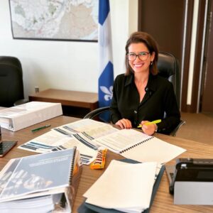 Geneviève Guilbault Instagram - Lecture, lecture, lecture... 🤓