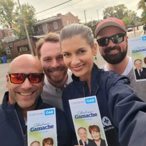 Geneviève Guilbault Instagram - Encore et toujours sur le terrain! Porte-à-porte pour notre meilleure @christianegamachecaq! 👊