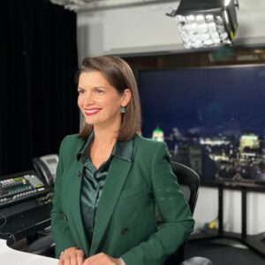 Geneviève Guilbault Instagram - J'ai eu le privilège de mettre la table pour le débat des chefs ce soir, et de rappeler nos priorités à la @coalition_avenir_quebec: l'éducation, l'économie verte, la santé et la transition énergétique. Nous sommes tellement fiers de notre chef @francoislegault.pm!