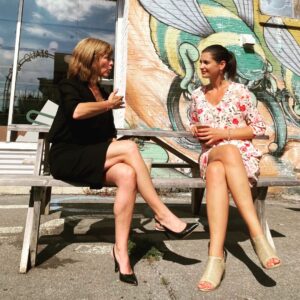 Geneviève Guilbault Instagram - Pause-café sur la @promenade_masson avec @sandraoconnormtl ☀️