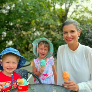 Geneviève Guilbault Instagram - Fin de journée en famille 😻🍦👅
