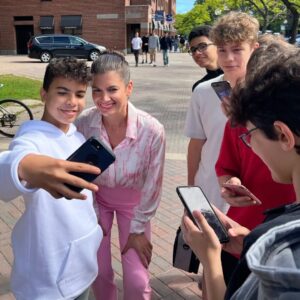 Geneviève Guilbault Instagram - Nos jeunes de #LouisHébert 💜 Pros des réseaux sociaux! 🤳