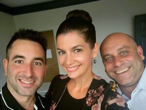 Geneviève Guilbault Instagram - Retour du trio de 🔥🥰 Nous avons une équipe formidable à la @coalition_avenir_quebec, dont @jfdeltorchio et @cedric.lavoie774, avec qui j'ai fait la dernière campagne électorale et qui ont fait partie de mon cabinet. Ce sera bientôt reparti pour une autre belle aventure électorale avec toute notre grande et attachante famille caquiste! 💙🤍💙