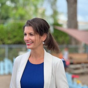 Geneviève Guilbault Instagram - On finit bien la semaine avec un engagement important pour nos familles. 👨‍👩‍👧‍👦👍 Si nous avons le privilège de former à nouveau le gouvernement le 3 octobre prochain, chaque enfant aura accès à une place subventionnée à 8,70$ par jour. Des services de garde éducatifs de qualité, à un coût équitable, et plus d'argent dans les poches de nos familles!