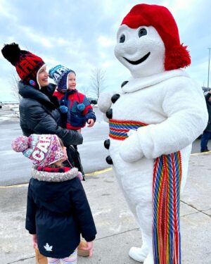 Geneviève Guilbault Instagram - Bonhomme était chez nous dans #LouisHébert aujourd'hui! 📣 😍

Merci au @carnavaldequebec d'avoir participé à notre Fête des patins dans le cadre du Mois Tuques et bas de laine! ❄️🧦