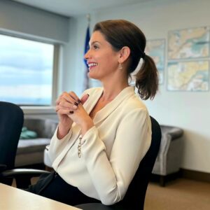 Geneviève Guilbault Instagram - Vendredi au bureau 🗺