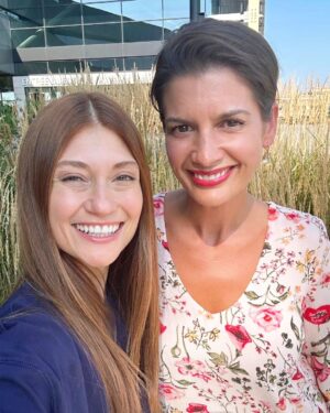 Geneviève Guilbault Instagram - Très heureuse d'avoir donné ce matin le coup d'envoi à une vaste campagne de sensibilisation en présence de @katherine_levac, le nouveau visage de la sécurité routière au Québec! 🫶

Nous avons tous une responsabilité pour protéger les usagers vulnérables. La sécurité routière, j'embarque!