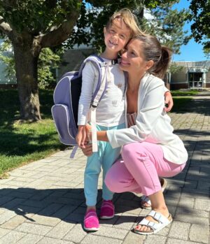 Geneviève Guilbault Instagram - Ma petite Capucine fait son entrée à la maternelle! 🥹 À tous les parents un peu émotifs, à toutes nos équipes-écoles, et bien sûr, à tous nos jeunes, bonne rentrée! 🍎