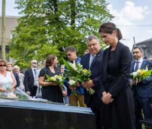 Geneviève Guilbault Instagram - Commémoration des 10 ans de la tragédie de Lac-Mégantic. Hommage aux 47 victimes, et aux centaines de survivants. ❤️‍🩹

Retrouvailles avec ceux qui y étaient au lendemain de ce fatidique 6 juillet 2013. Nous pensions rester quelques jours, nous sommes restés des semaines. Avec vous, très chère communauté méganticoise, qui nous avez démontré les profondeurs de la solidarité.

Dix ans plus tard, vous nous émouvez toujours autant. Un touchant mélange d'émotion, de besoin de se souvenir, et de détermination à aller de l'avant. Une grande leçon de résilience et d'humanité. 🙏