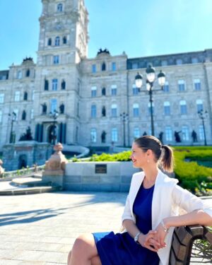 Geneviève Guilbault Instagram - Tellement fière d'être québécoise et de servir les citoyens de notre nation. Aujourd'hui, on vous célèbre tous! Bonne Fête nationale! 🤍⚜️💙