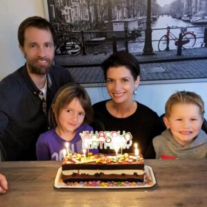 Geneviève Guilbault Instagram - 6 ans et 4 ans pour nos bébés d'amour! 🩷🩵