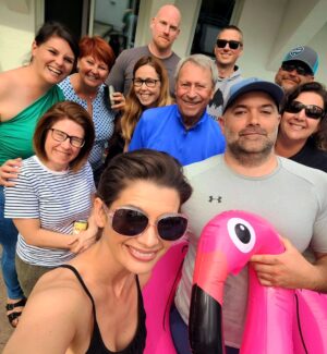 Geneviève Guilbault Instagram - Samedi entre vieux amis! 🩷🦩😎