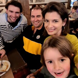 Geneviève Guilbault Instagram - Les Guilbault à l'@erablierelecheminduroy, chez nous dans #LouisHébert! 🍁 🥞
