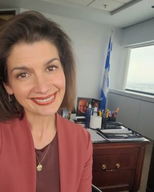Geneviève Guilbault Instagram - Simplement heureuse de travailler pour vous 🤎🧡