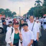 Gina S. Noer Instagram - From river to the sea. Free! FREE PALESTINE 🍉🍉 "I don't think Palestine will survive," kata Bung di awal penyerangan Isr43l ke G4za, "bagaimana cara sebuah negara kecil bertahan dari serangan raksasa militer?" Kolonialisme adalah soal struktur gila kekuasaan. Politik identitas adalah bumbu dasar paling jitu. Di era propaganda media, algoritma, AI, dan narasi influencer, efek perang hari ini dapat menjadi api dalam sekam untuk masa depan. Tanggung jawab orang dewasa untuk bersama merawat kemanusiaan, kejernihan berpikir, dan berempati. Sehingga suatu saat api mulai menjalar lagi, anak dan generasi muda kita yang bergegas memadamkannya. Suarakan perdamaian. Hentikan segala penindasan di bumi. 🇵🇸🇮🇩 #CeaseFireNow #StopGenocide