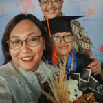 Gina S. Noer Instagram - Pada titik Biru & Bung yang baru ini, makin sadar kalau anak memang tak pernah dilahirkan untuk menjadi milik orangtuanya. Sejak lahir, semua anak adalah milik dunia dan cita-cita yang akan mereka bangun perlahan. Jadi, mungkin perayaan kelulusan sebenarnya perayaan menuju kemandirian yang lebih utuh, pemikiran yang lebih merdeka, dan kebaikan yang lebih berani. Wisuda juga jadi pengingat tiap orangtua bahwa anak-anak kita ini tumbuh baik dalam kasih serta niat baik banyak orang. Apalagi ini anak-anak yang bertahan gigih belajar dalam ujian pandemi. Sehingga terima kasih kami untuk seluruh guru, pengurus, manajemen, dan para kawan murid serta orangtuanya. Sungguh kehormatan bisa sejalan sevisi selama 6 dan 9 tahun di Tara Salvia. Selamat untuk semua lulusan Sadanawa & angkatan 13riliant @tara.salvia Walau berpisah tetapi doa kami selalu mengiringi kalian. Paling penting, selamat untuk Biru & Bung. Bangga sekali dengan kerja keras kalian 💙💚 Tara Salvia School