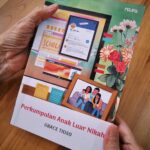 Gina S. Noer Instagram - Sepertinya sudah lama gue tak jatuh cinta segininya sama novel Indonesia 😍 Gue sekilas baca dj wattpad, WA teman di penerbitnya, dikirimin, lalu menyelesaikan nyaris dalam sekali duduk. Ini kisah tentang Martha Goenawan dan rahasianya. Dia seorang WNI keturunan Cina di Singapura, dia IRT yang ingin hidup lebih bermakna, dia salah satu dari admin anonim akun twitter @duolion163 yang mengungkap track record caleg, dan dia pernah memalsukan dokumen pribadi demi beasiswa universitas di Singapura. Hidup Martha berantakan seketika. Gue banyak nangis saat membacanya, dan Ibu gue yang sedang baca ini juga masih terus nangis-nangis. Kadang alasan kami sama, kadang lebih personal. Jadi apakah ini drama menye-menye? Oh bukan, ini justru salah satu kisah paling pelik di Indonesia: tentang keluarga keturunan Cina yang berusaha setengah mati terus mencintai Indonesia. Ditulis oleh @gracetioso dengan penuh rasa kasih pada karakternya: Martha, Ronny, Yuni, Linda, Fanny, serta keluarga mereka. Dengan bahan kisahnya, Grace bisa mengambil banyak jalan aman. Dia bisa ambil plot linear, memeras emosi pembaca dengan adegan yang over the top, bercerita dengan kalimat yang dirumit-rumitkan, atau bahkan pretentious. Namun tidak, Grace adalah penulis yang peduli pada banyak pembaca yang awam akan kisah ini. Dia (didukung editornya! 💛) memilih jalan panjang untuk membangun keseruan dengan alur maju mundur, pondasi emosi yang kuat, dan moment-moment yang otentik. Di tengah itu, Grace tidak pernah malu-malu saat membahas soal rumitnya menjadi keturunan Cina di Indonesia. Dengan brilliant, and full of dignity, ia menarik pembacanya terus peduli. Kisah dibuka dengan sabar untuk ditutup dengan letupan emosi yang menohok pembacanya. Karena itu bagi gue, novel PALN akan menjadi salah satu novel fiksi sejarah yang penting untuk Indonesia. Ini novel yang gue langsung minta suami, anak, sahabat, rekan kerja, agar membacanya. Kita perlu terus mengenal sejarah pahit manisnya Indonesia agar makin tulus mencintai bangsa ini. Karena itu lah gue berterima kasih kepada @gracetioso untuk novel ini. Untuk cinta yang berani dan cerita yang menetap dalam memori. Terus menulis dari hati, Grace 🧡