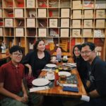 Gina S. Noer Instagram - Untuk Bung, kisah kemerdekaan Indonesia itu terlalu kecil. Tentu ini bikin penasaran kenapa dia bisa-bisanya berpikir begitu. Ternyata, untuk anak yang super geek cerita perang, sumber-sumber yang dia baca dan tonton kebanyakan dari perspektif pelaku utama Perang Dunia I dan II. Kemudian, kata Bung, pelajaran sejarah Indonesia di sekolah selama ini terlalu sederhana, terlalu over glorify perang kemerdekaan, dan terlalu militeristik. Baginya, begitu pula film perang Indonesia terbaru yang dia tonton. Menarik, tapi mana film Indonesia yang jelas menggugat efek perang? Karena gugatan itu, setelah makan malam semalam, akhirnya mengajak Bung & Biru menonton "Lewat Djam Malam" yang sudah direstorasi. Untuk film perang tanpa banyak adegan perang, Bung dan Biru suka sekali. Walaupun di awal mereka bingung kenapa ada detil suara yang tidak ada. Mereka lalu takjub saat diceritakan proses restorasi bagaimana. Menonton Lewat Djam Malam lagi memang bikin yakin ini film masterpiece. Pertama, directing Usmar Ismail dan skenario Asrul Sani memang top notch. Kedua, komplikasi moralitasnya masih relevan hingga kini. Ketiga, mungkin ini satu-satunya film anti perang yang bisa bikin anak-anak nyanyi Rasa Sayange dan Potong Bebek Angsa 😜 Bonus point, tambah Bung, karena pilihan pistolnya Iskandar berasal dari Inggris dan Amerika, itu menambah subtext yang bagus sekali untuk ceritanya. Gugatan Bung juga bikin mikir lagi bagaimana kita jauh sekali dari sejarah sendiri sehingga pendekatan storytellingnya pun belum maksimal dieksplorasi. Untuk sebuah negara muda yang butuh sekali berefleksi pada masa lalunya, mungkin kita makin perlu makin erat memperlebar cerita kisah sejarah kita. Tentunya, selain memperbaharui pendekatan pendidikan sejarah di sekolah. Akhir pekan ini janji menonton film-film perang di daftar tontonannya Bung. Ada The East karya tante @shantyharmayn karena Bung penasaran perspektif dari tentara Belanda, ada The Pianist, dan mau gue tambahin bonus film Warkop DKI awal-awal, karena kritik sosial di jaman Orba juga semacam perang 😂