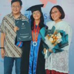 Gina S. Noer Instagram - Pada titik Biru & Bung yang baru ini, makin sadar kalau anak memang tak pernah dilahirkan untuk menjadi milik orangtuanya. Sejak lahir, semua anak adalah milik dunia dan cita-cita yang akan mereka bangun perlahan. Jadi, mungkin perayaan kelulusan sebenarnya perayaan menuju kemandirian yang lebih utuh, pemikiran yang lebih merdeka, dan kebaikan yang lebih berani. Wisuda juga jadi pengingat tiap orangtua bahwa anak-anak kita ini tumbuh baik dalam kasih serta niat baik banyak orang. Apalagi ini anak-anak yang bertahan gigih belajar dalam ujian pandemi. Sehingga terima kasih kami untuk seluruh guru, pengurus, manajemen, dan para kawan murid serta orangtuanya. Sungguh kehormatan bisa sejalan sevisi selama 6 dan 9 tahun di Tara Salvia. Selamat untuk semua lulusan Sadanawa & angkatan 13riliant @tara.salvia Walau berpisah tetapi doa kami selalu mengiringi kalian. Paling penting, selamat untuk Biru & Bung. Bangga sekali dengan kerja keras kalian 💙💚 Tara Salvia School