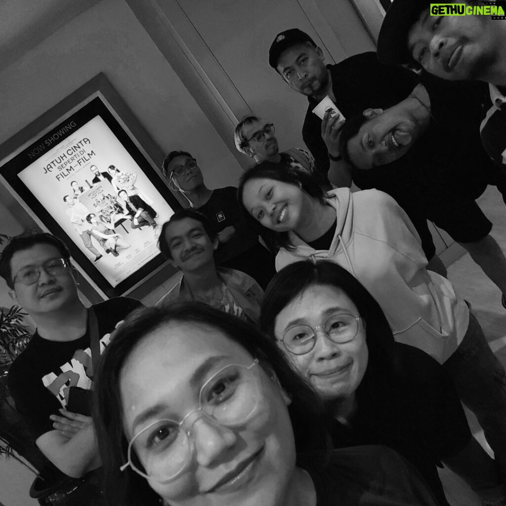 Gina S. Noer Instagram - Hidup harus lebih besar dari sinema, kata mas @rizariri yg sering banget dikutip Yandy Laurens dan film "Jatuh Cinta Seperti di Film-Film" ini bisa menggambarkan kehidupan menjadi pencerita di dunia sinema dengan penuh rasa rendah hati, tidak pretensius, dengan haru dan tawa renyah. Filmnya penuh rasa yang tepat membawa gue mentertawakan diri sendiri dan penuh refleksi atas perjalanan dari karakternya yang seorang filmmaker yang ditulis oleh seorang filmmaker yang tentu punya banyak teman filmmaker. Tanpa basa basi, untuk gue film ini masuk top three romantic comedy film Indonesia sepanjang masa. Brilliant writing, directing, & actors! Salam keluhuran sinema anti bajakan dan sulam alis yang tampak ori! 🎬🖤🤍🙏🏼 Selamat guys!!! Semoga terus bermakna perjalanannya 🫶🏼