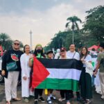 Gina S. Noer Instagram - From river to the sea. Free! FREE PALESTINE 🍉🍉 "I don't think Palestine will survive," kata Bung di awal penyerangan Isr43l ke G4za, "bagaimana cara sebuah negara kecil bertahan dari serangan raksasa militer?" Kolonialisme adalah soal struktur gila kekuasaan. Politik identitas adalah bumbu dasar paling jitu. Di era propaganda media, algoritma, AI, dan narasi influencer, efek perang hari ini dapat menjadi api dalam sekam untuk masa depan. Tanggung jawab orang dewasa untuk bersama merawat kemanusiaan, kejernihan berpikir, dan berempati. Sehingga suatu saat api mulai menjalar lagi, anak dan generasi muda kita yang bergegas memadamkannya. Suarakan perdamaian. Hentikan segala penindasan di bumi. 🇵🇸🇮🇩 #CeaseFireNow #StopGenocide