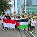 Gina S. Noer Instagram - From river to the sea. Free! FREE PALESTINE 🍉🍉 "I don't think Palestine will survive," kata Bung di awal penyerangan Isr43l ke G4za, "bagaimana cara sebuah negara kecil bertahan dari serangan raksasa militer?" Kolonialisme adalah soal struktur gila kekuasaan. Politik identitas adalah bumbu dasar paling jitu. Di era propaganda media, algoritma, AI, dan narasi influencer, efek perang hari ini dapat menjadi api dalam sekam untuk masa depan. Tanggung jawab orang dewasa untuk bersama merawat kemanusiaan, kejernihan berpikir, dan berempati. Sehingga suatu saat api mulai menjalar lagi, anak dan generasi muda kita yang bergegas memadamkannya. Suarakan perdamaian. Hentikan segala penindasan di bumi. 🇵🇸🇮🇩 #CeaseFireNow #StopGenocide