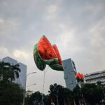 Gina S. Noer Instagram - From river to the sea. Free! FREE PALESTINE 🍉🍉 "I don't think Palestine will survive," kata Bung di awal penyerangan Isr43l ke G4za, "bagaimana cara sebuah negara kecil bertahan dari serangan raksasa militer?" Kolonialisme adalah soal struktur gila kekuasaan. Politik identitas adalah bumbu dasar paling jitu. Di era propaganda media, algoritma, AI, dan narasi influencer, efek perang hari ini dapat menjadi api dalam sekam untuk masa depan. Tanggung jawab orang dewasa untuk bersama merawat kemanusiaan, kejernihan berpikir, dan berempati. Sehingga suatu saat api mulai menjalar lagi, anak dan generasi muda kita yang bergegas memadamkannya. Suarakan perdamaian. Hentikan segala penindasan di bumi. 🇵🇸🇮🇩 #CeaseFireNow #StopGenocide