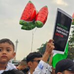 Gina S. Noer Instagram - From river to the sea. Free! FREE PALESTINE 🍉🍉 "I don't think Palestine will survive," kata Bung di awal penyerangan Isr43l ke G4za, "bagaimana cara sebuah negara kecil bertahan dari serangan raksasa militer?" Kolonialisme adalah soal struktur gila kekuasaan. Politik identitas adalah bumbu dasar paling jitu. Di era propaganda media, algoritma, AI, dan narasi influencer, efek perang hari ini dapat menjadi api dalam sekam untuk masa depan. Tanggung jawab orang dewasa untuk bersama merawat kemanusiaan, kejernihan berpikir, dan berempati. Sehingga suatu saat api mulai menjalar lagi, anak dan generasi muda kita yang bergegas memadamkannya. Suarakan perdamaian. Hentikan segala penindasan di bumi. 🇵🇸🇮🇩 #CeaseFireNow #StopGenocide