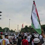 Gina S. Noer Instagram - From river to the sea. Free! FREE PALESTINE 🍉🍉 "I don't think Palestine will survive," kata Bung di awal penyerangan Isr43l ke G4za, "bagaimana cara sebuah negara kecil bertahan dari serangan raksasa militer?" Kolonialisme adalah soal struktur gila kekuasaan. Politik identitas adalah bumbu dasar paling jitu. Di era propaganda media, algoritma, AI, dan narasi influencer, efek perang hari ini dapat menjadi api dalam sekam untuk masa depan. Tanggung jawab orang dewasa untuk bersama merawat kemanusiaan, kejernihan berpikir, dan berempati. Sehingga suatu saat api mulai menjalar lagi, anak dan generasi muda kita yang bergegas memadamkannya. Suarakan perdamaian. Hentikan segala penindasan di bumi. 🇵🇸🇮🇩 #CeaseFireNow #StopGenocide
