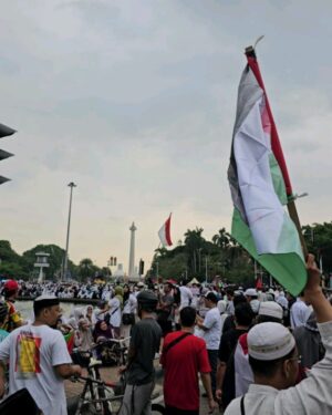 Gina S. Noer Instagram - From river to the sea. Free! FREE PALESTINE 🍉🍉

"I don't think Palestine will survive," kata Bung di awal penyerangan Isr43l ke G4za, "bagaimana cara sebuah negara kecil bertahan dari serangan raksasa militer?"

Kolonialisme adalah soal struktur gila kekuasaan. Politik identitas adalah bumbu dasar paling jitu. Di era propaganda media, algoritma, AI, dan narasi influencer, efek perang hari ini dapat menjadi api dalam sekam untuk masa depan.

Tanggung jawab orang dewasa untuk bersama merawat kemanusiaan, kejernihan berpikir, dan berempati. Sehingga suatu saat api mulai menjalar lagi, anak dan generasi muda kita yang bergegas memadamkannya.

Suarakan perdamaian. Hentikan segala penindasan di bumi. 🇵🇸🇮🇩

#CeaseFireNow #StopGenocide