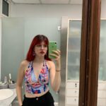 Ginebra Vega Instagram - nunca subí ninguna foto de año nuevo así que acá tienen aprecien el color de mi pelo recién teñido💒