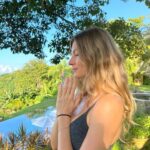 Gisele Bündchen Instagram - Each day, we have a new opportunity to improve ourselves, learn new things, feel love, and choose to be in a state of gratitude. These are some of the gifts of living your best life! Life is the most precious gift. Be sure to embrace all the moments with your family, friends, and everyone around you. Life becomes fuller when you enjoy it with your loved ones. I am very grateful to everyone who is a part of my life and for all the time we share. Thank you to every person here who takes the time to send a positive message or simply a heart emoji. I hope everyone has an amazing, love-filled Thanksgiving. 🙏🏼❤️ Todos os dias temos uma nova oportunidade de nos melhorarmos, de aprender coisas novas, de amar, e escolher olhar para a vida com gratidão. Essa é a beleza de estar vivo! A vida é o presente mais precioso. Não deixe de aproveitar todos os momentos com sua família, amigos e todos ao seu redor. A vida é muito melhor porque temos pessoas com quem aproveitá-la. Sou muito grata a todos que fazem parte da minha vida e por todos os momentos que compartilhamos. Obrigada a cada pessoa aqui, que dedica seu tempo para enviar uma mensagem positiva ou simplesmente um emoji de coração. Espero que todos tenham um Dia de Ação de Graças incrível e cheio de amor.