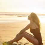 Gisele Bündchen Instagram - Everyone we meet has faced or is facing challenges in life that we know nothing about. We don't see the silent struggles, the fear, the obstacles, the heartbreaks, or their daily ups and downs… As we go about our daily routine, we may miss seeing someone needing a simple, kind word or gesture. I believe an act of kindness sparks more kindness, and this is what we most need in the world today. 🙏 Todas as pessoas que conhecemos enfrentaram ou estão enfrentando desafios na vida dos quais não temos nem ideia. Não vemos as lutas silenciosas, os medos, os obstáculos, as mágoas, nem os seus altos e baixos diários… Na correria do dia a dia, podemos esquecer de ver que alguém precisa de uma palavra ou gesto gentil. Acredito que um ato de amor e de bondade desperta mais gentileza, e é disso que mais precisamos no mundo hoje.