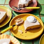 Gisele Bündchen Instagram - I am so excited to announce my new cookbook, Nourish! People are always asking me what I eat and how I stay fit. Great food is something I am passionate about, and it is vital for living a healthy lifestyle. In Nourish, I share my family’s favorite simple, nutritious, and delicious recipes and some self-care rituals that help me so much in my life especially as a busy, working mom. I am happy that I get to share this cookbook with all of you! Hope you enjoy ! Check it out, is now available for preorder and out in March! Link in bio. You can also preorder signed copies 😊 Estou muito animada em anunciar meu livro de receitas, Nourish! As pessoas sempre me perguntam o que eu como e o que faço pra ficar em forma. Sou apaixonada por comida e ela é vital para um estilo de vida saudável. Em Nourish, compartilho as receitas simples, nutritivas e deliciosas da minha família, bem como alguns rituais de autocuidado que me ajudam muito na minha vida, especialmente com a vida corrida de mãe e profissional. Fico feliz em compartilhar esse livro com vocês! Espero que gostem! Confira; agora está disponível para encomenda e será lançado em março! Link na biografia. Você também pode encomendar cópias assinadas.