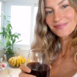 Gisele Bündchen Instagram - Want a delicious way to boost your immune system? Try this elderberry iced tea recipe! RECIPE: 🌱Squeeze a lime 💜2 spoons of elderberry syrup ☕Add some ginger tea 🍯Teaspoon of honey 💧Fill the rest with cold water My favorite elderberry supplements are from @gaiaherbs .It is certified organic and free from artificial flavors. #gaiapartner Quer uma maneira deliciosa de estimular seu sistema imunológico? Experimente esta receita de chá gelado de sabugueiro! RECEITA: 🌱Esprema um limão 💜2 colheres de xarope de sabugueiro ☕️Adicione um pouco de chá de gengibre 🍯 Colher de chá de mel 💧Encha o restante com água fria Meus suplementos favoritos de sabugueiro são da @gaiaherbs .É orgânico e livre de sabores artificiais.