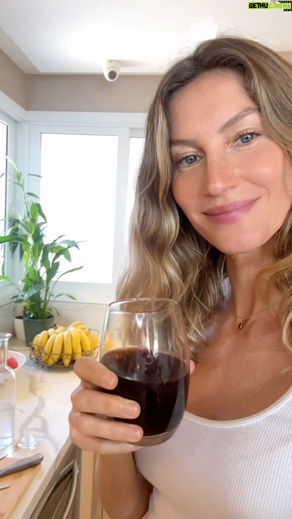 Gisele Bündchen Instagram - Want a delicious way to boost your immune system? Try this elderberry iced tea recipe! RECIPE: 🌱Squeeze a lime 💜2 spoons of elderberry syrup ☕Add some ginger tea 🍯Teaspoon of honey 💧Fill the rest with cold water My favorite elderberry supplements are from @gaiaherbs .It is certified organic and free from artificial flavors. #gaiapartner Quer uma maneira deliciosa de estimular seu sistema imunológico? Experimente esta receita de chá gelado de sabugueiro! RECEITA: 🌱Esprema um limão 💜2 colheres de xarope de sabugueiro ☕️Adicione um pouco de chá de gengibre 🍯 Colher de chá de mel 💧Encha o restante com água fria Meus suplementos favoritos de sabugueiro são da @gaiaherbs .É orgânico e livre de sabores artificiais.