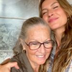Gisele Bündchen Instagram - Mãezinha amada, Dói saber que não poderei mais te abraçar, mas sei que você sempre estará nos cuidando. Você foi um anjo na terra, sempre ajudando todos ao seu redor. Sou muito grata por ser sua filha e por ter aprendido com você. Obrigada por ser o melhor exemplo de amor, força, compaixão, coragem e graça. Vou sempre guardar com carinho as lindas memórias que compartilhamos e viverei pelos valores que você me ensinou. Você viverá para sempre através das muitas vidas que tocou.Obrigada por me dar cinco melhores amigas para a vida. Seu amor sempre nos guiará. Te verei em meus sonhos. Te amo ❤️ Beloved mom, It hurts to know that I won’t be able to hug you anymore, but I know that you will always be watching over us. You were an angel on earth, always helping everyone around you. I am so grateful to be your daughter and to have learned from you. Thank you for being the best role model of love, strength, compassion, courage, and grace. I will forever cherish the beautiful memories we shared and will live by the values you taught me. You will live forever through the many lives that you touched. Thank you for giving me five best friends for life. Your love will always guide us. I will see you in my dreams. Love you ❤️