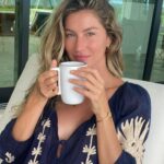 Gisele Bündchen Instagram - Tea time - I loooove teas because they always make me feel good. Tea is amazing after lunch for digestion, anytime to calm down, and if you have a cold they are soothing. Here are a few of my favorites. I would love for you to share some of teas you make. What are your favorites? Do you have any special natural remedies other than teas to share? Swipe left to see some of my favorites. ☕️ 🤍 Hora do chá - adoro chás porque sempre me fazem bem. Eles podem ajudar na digestão depois do almoço, a acalmar e, se você estiver resfriado, eles são incríveis. Você gosta de chás? Quais os seus favoritos? Você tem algum remédio natural especial além dos chás para compartilhar? Deslize para a esquerda para ver alguns dos meus favoritos.