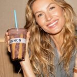 Gisele Bündchen Instagram - Giselderberry Boost Smoothie is now available at @erewhonmarket ! It’s delicious and nutritious! Hope you like it! The ingredients: 🌱 @gaiaherbs certified Organic Black Elderberry Syrup + Gaia Herbs Elderberry glaze ✔️ Organic Coconut Milk + Coconut Meat ✔️ Organic Açaí + Banana + Dates ✔️ Organic Almond Butter ✔️ Erewhon Organic Plant Protein ✔️ Organic Vanilla Collagen ✔️ Organic Lucuma A portion of proceeds go to @rodaleinstitute in support of organic agriculture.🌾 Giselderberry Boost Smoothie já está disponível em @erewhonmarket! É delicioso e nutritivo! Espero que você goste! Os ingredientes: 🌱 Xarope de sabugueiro preto orgânico certificado @gaiaherbs + cobertura de sabugueiro Gaia Herbs ✔️ Leite de Coco Orgânico + Carne de Coco ✔️ Açaí Orgânico + Banana + Tâmaras ✔️ Manteiga de amêndoa orgânica ✔️ Proteína Vegetal Orgânica Erewhon ✔️ Colágeno de Baunilha Orgânico ✔️ Lúcuma Orgânica Uma parte dos lucros vai para o @rodaleinstitute em apoio à agricultura orgânica.🌾