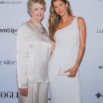 Gisele Bündchen Instagram - I used to think how can I make a difference? I am just one person in this enormous world and there is just too much to do, but early on I understood that to amplify change it is essential to join forces and that trough dedication and collaboration everything is possible. From the bottom of my heart, I want to thank everyone who was at the Luz Alliance Gala yesterday, helping us to support nature. Together we were able to raise funds that will be help so many people and projects in Brazil. A special thanks to the amazing @ivetesangalo , @robinrobertsgma , @ingridsilva and @brazilfound . As Desmond Tutu said: “Do your little bit of good where you are; it's those little bits of good put together that overwhelm the world.” ❤️🙏✨ Costumava pensar: Como posso fazer a diferença? Sou apenas uma pessoa neste mundo enorme e há tanto para ser feito, mas desde cedo percebi que para amplificar a mudança é fundamental unir forças e que através da dedicação e colaboração, tudo é possível. Do fundo do coração, quero agradecer a todos os que estiveram ontem na Gala da Luz Alliance, ajudando-nos a apoiar a natureza. Juntos conseguimos arrecadar fundos que vão ajudar muitas pessoas e projetos no Brasil. Um agradecimento especial às incríveis @IveteSangalo, @RobinRobertsGMA, @IngridSilva e @brazilfound. Como disse Desmond Tutu: “Faça o seu pouco de bem onde você estiver; são esses pequenos pedaços de bem juntos que inundam o mundo.”