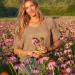 Gisele Bündchen Instagram - The love of plants and nature has been a big part of our family for generations. My grandmother passed down that knowledge and wisdom to my mother, who introduced me to the benefits of plants starting when I was a little girl. Today, I am proud to announce my partnership with @gaiaherbs. Gaia Herbs is a brand I have used for over twenty years, whose products are well known for their purity, potency, and high quality. This summer, I visited their farms and headquarters and witnessed their whole process up close. I was impressed by the sense of purpose in everyone I met! The dedication and intention they put in from the seed to the harvest and production were incredible. Somehow, I feel that I’m returning to my roots, and I am so excited to keep learning more every day about the awesome power of plants and herbs. When we take care of nature, nature takes care of us. I hope you will learn with me and benefit as much as I do from their wonders. 🌱✨ O amor pelas plantas e pela natureza tem sido uma grande parte da nossa família há gerações. Minha avó transmitiu esse conhecimento e sabedoria para minha mãe, que me apresentou os benefícios das plantas desde quando eu era pequena. Hoje tenho o orgulho de anunciar minha parceria com @gaiaherbs. Gaia é uma marca que utilizo há mais de vinte anos, cujos produtos são conhecidos pela sua pureza, potência e alta qualidade. Neste verão, visitei sua fazenda e sedes e testemunhei de perto todo o processo. Fiquei impressionada com o propósito de todas as pessoas que conheci lá! A dedicação e intenção que colocaram desde a semente até à colheita e produção foram incríveis. De alguma forma, sinto que estou voltando às minhas raízes e estou muito animada para continuar aprendendo mais, a cada dia, sobre o incrível poder das plantas e ervas. Quando cuidamos da natureza, a natureza cuida de nós. Espero que você aprenda assim como eu, e também se beneficie com suas maravilhas. #GaiaHerbs #partner
