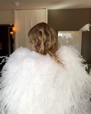 Gisele Bündchen Instagram - Being back at the Met Gala to honor Karl and his incredible body of work was very special. I feel grateful that I got to know him and had the privilege of  working with him to create so many memories throughout the years. He is dearly missed by so many but his legacy lives on forever. Thank you @Chanelofficial , @GeorgeCortina @DavidVoncannon @Georgisandev 
@ashlie_johnson For getting me ready for this amazing night. ✨

Estar de volta ao Met Gala para homenagear Karl e seu incrível trabalho foi muito especial. Me sinto muito grata por tê-lo conhecido e ter tido o privilégio de trabalhar com ele e ter criado tantas boas memórias ao longo dos anos. Ele faz muita falta, mas seu legado será eterno. Obrigada @Chanel, @GeorgeCortina @DavidVoncannon @Georgisandev
@ashlie_johnson por me preparar para esta noite tão especial.
