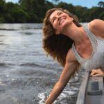 Gisele Bündchen Instagram - From planting trees, regenerating springs and depleted soils, and protecting turtles, jaguars … everything impacts nature. The power of nature comes from its diversity, and it depends on it for survival. Every form of life uniquely creates balance on Earth so all of life can flourish. Like with people, our differences are also our strengths, and we get stronger when we work together. Last year, I started a project called Biomes to help regenerate the biodiversity of Brazil. From north to south, east to west, we selected seven projects in different regions of the country. Each biome's species have an important role in nature because everything is connected. Now, together with The Luz Alliance Fund in partnership with @brazilfound on Saturday, May 20th in Miami, we are having a dinner to raise more funds to expand our efforts and have a more significant impact. 💚 Seja através do plantio de árvores, regeneração de nascentes e solos degradados, ou proteção de tartarugas, onças… temos tentado ajudar de diferentes formas, pois tudo impacta a natureza. O poder da natureza vem de sua diversidade e depende dela para sua sobrevivência. Cada forma de vida desempenha um papel especial no equilíbrio da Terra, possibilitando que todas as formas de vida possam prosperar. Assim como acontece com as pessoas, nossas diferenças também são nossos pontos fortes, e ficamos mais fortes quando trabalhamos juntos. No ano passado, iniciei um projeto chamado Biomas para ajudar a regenerar a biodiversidade do Brasil. De norte a sul, de leste a oeste, selecionamos 7 projetos em diferentes regiões do país porque sabemos da importância que cada bioma tem no todo, pois tudo está interligado. Agora, juntamente com @brazilfound, no dia 20 de maio, em Miami, teremos um jantar para arrecadar mais fundos para que possamos ampliar nossos esforços e ter um impacto ainda maior.