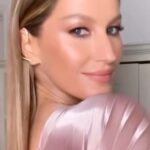 Gisele Bündchen Instagram – Flashback from MET Monday .. before the ball!
Video and beauty: @hungvanngo 
Hair: @harryjoshhair 💃🏼
Flashback da segunda-feira .. antes do baile do MET!